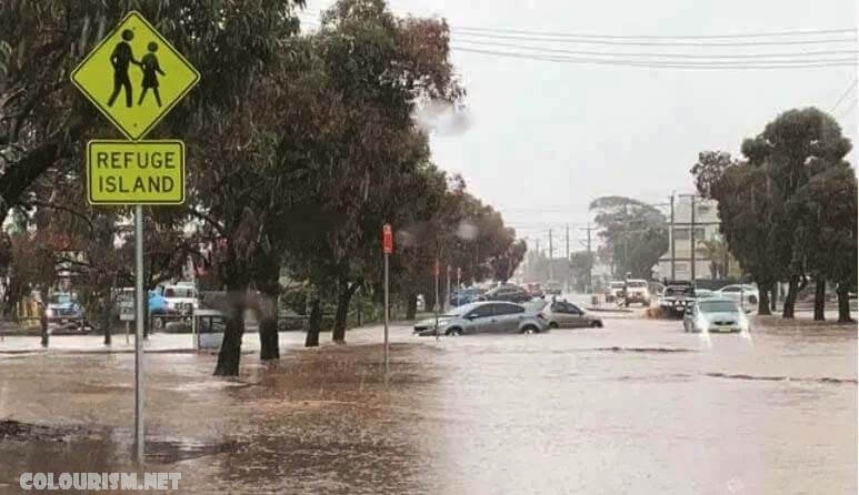 พายุในออสเตรเลีย ทำให้เกิดน้ำท่วมฉับพลัน ทางการออสเตรเลียได้ออกคำเตือนการอพยพสำหรับเมืองต่ำทางตอนเหนือของรัฐนิวเซาท์เวลส์ (NSW) 