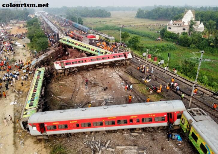 รถไฟ 2 ขบวนตกรางในอินเดีย